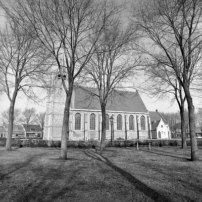 De vroeg 15e eeuwse Alarduskerk van de Hervormde Gemeente op de ring in Serooskerke, 1970-1980 (foto: J.D.C. Berrevoets / J.D.C. Berrevoets sr.)