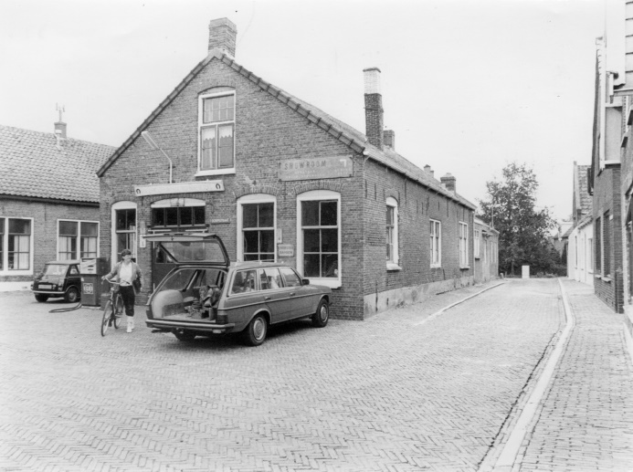 De dorpsstraat in Sirjansland met de smederij. 1985. (foto: J.D.C. Berrevoets)