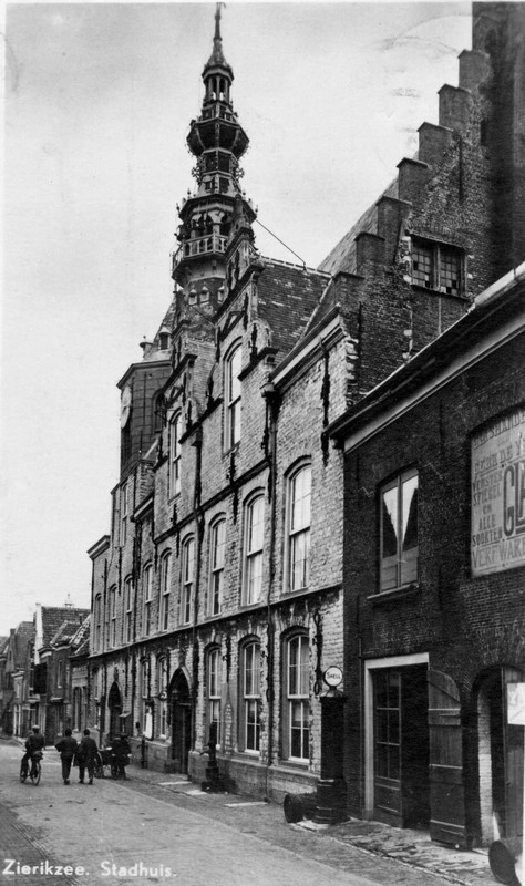 Het stadhuis van de voormalige gemeente Zierikzee in de Meelstraat, Zierikzee 1900-1910 (prentbriefkaart: Ochtman, S. & Zn.).