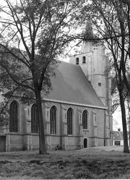 De Nederlands Hervormde Jacobuskerk, nog tussen de oude iepen (1956)