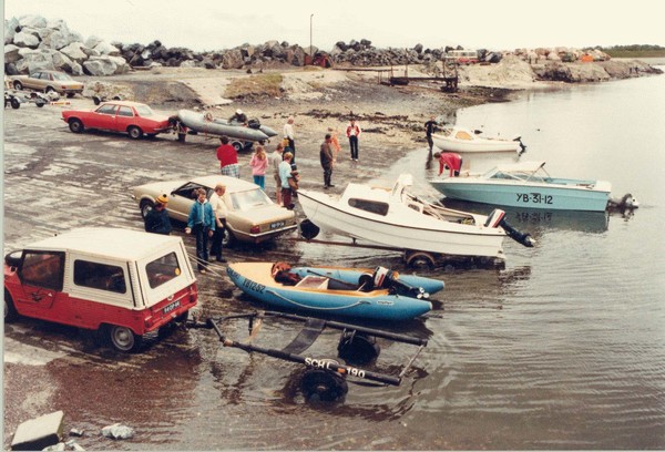 Trailerhelling in de haven Schelphoek bij Serooskerke (1985).