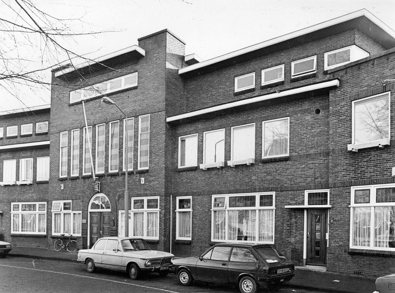 Het gemeentehuis van de voormalige gemeente Duiveland aan de Kerkring in Nieuwerkerk (1984)