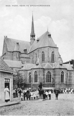 Schooljeugd voor de Grote of Sint Nicolaaskerk 1910.