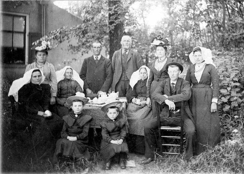 Familie Braber aan de Hogezoom in Renesse, 1890-1900. Foto: P.C. van Immerzeel.  SGP 0047.