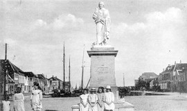 Markt in Brouwershaven met het standbeeld van Jacob Cats, 1920-1930 (foto: Ochtman S. & Zn.)