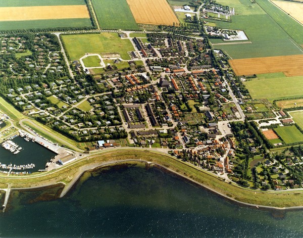 Scharendijke gezien vanuit het noorden: links haven Kloosternol, rechts de Elkerzeeseweg, 1988. (foto: Slagboom en Peeters) 