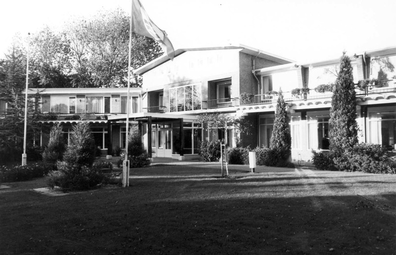 Het gemeentehuis van de voormalige gemeente Westerschouwen, Kloosterweg in Haamstede, 1988.