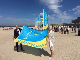 Wethouder Van Burg ontvangt Quality Coast Award vlag