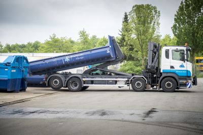 Vrachtwagen wit met blauwe kleuren