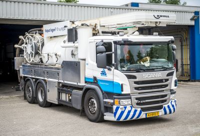 Grote vrachtwagen van de gemeente Assen