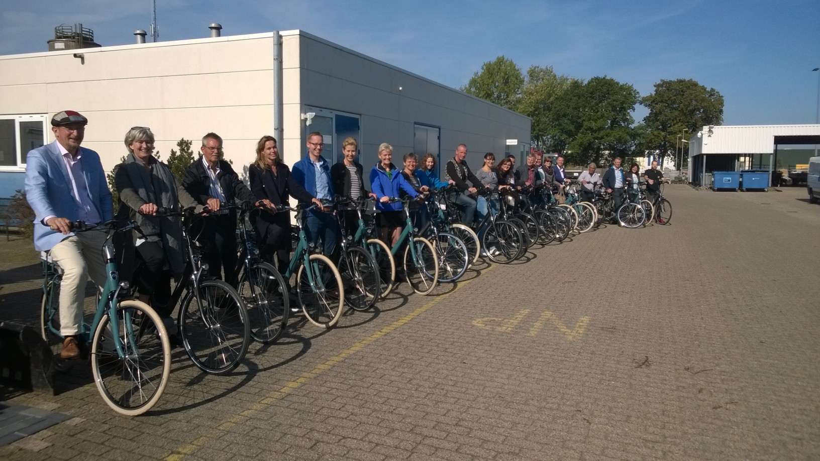 Groep mensen op een e-bike