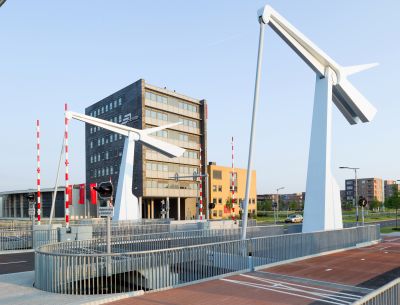 Brug Blauwe Klap met daarachter hoogbouw