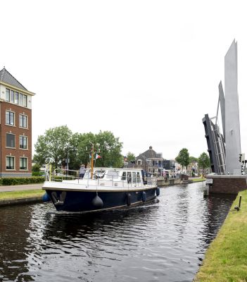 Boot vaart onder brug door