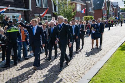 Koning WIllem Alexander en burgemeester Marco Out worden toegezwaaid door mensen