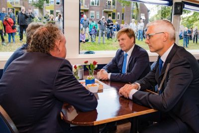 Koning Willem-Alexander en burgemeester Marco Out zitten aan boord van De Fluisteraar