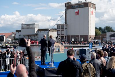 Koning Willem-Alexander en burgemeester Marco Out staan op ere-podium BlauweAs