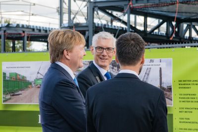 Koning Willem-Alexander en burgemeester Marco Out praten met elkaar