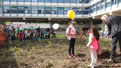 Groep kinderen en de burgemeester