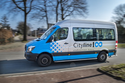 Bus van Cityline rijdt door een straat