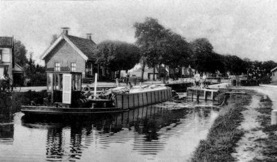 Oude zwart-wit foto van vroegere situatie sluis Assen