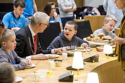 Kinderen ontbijten samen met de burgemeester