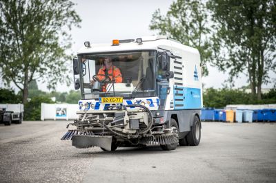 Medewerker gemeente AAssen bestuurt veegmachine