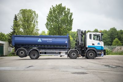 Vrachtwagen staat voor een rij bomen