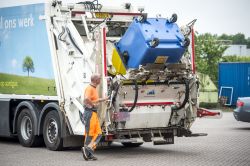 Vuilniswagen leegt een blauwe container