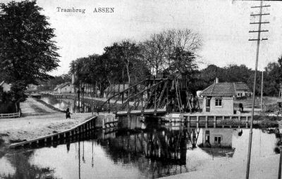 Oude zwart-wit foto van vroegere situatie trambrug Assen
