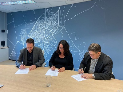 ondertekening wethouder Karin Dekker, Marcel van Halteren van woningcorporatie Actium en Henk Oostland van Huurdersplatform MEVM de nieuwe prestatieafspraken voor 2020