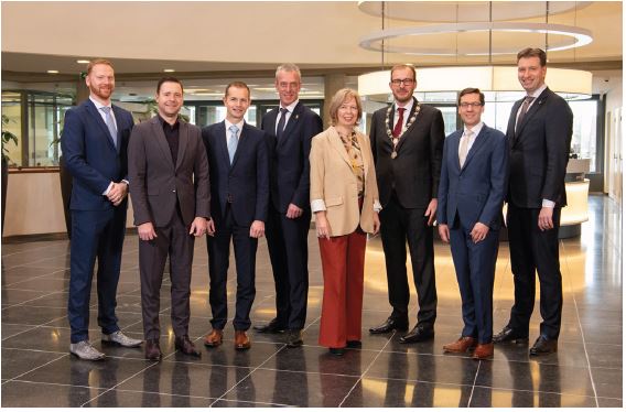 Het college op een rij voor de receptie in de hal van het stadhuis. Van links naar rechts: Robbert Hummelink, Patrick Moors, Jorik Huizinga, Rens Steijntjes, Ingrid Lambregts, Marc Boumans, Henk Bulten, Gerben Karssenberg