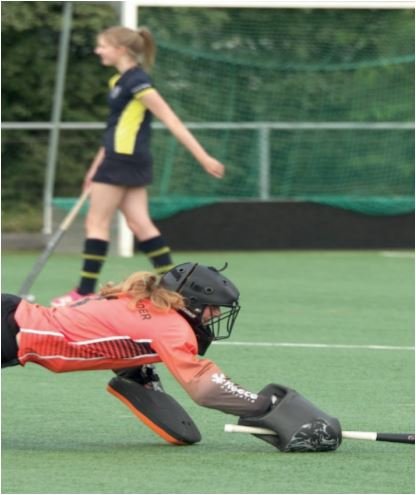 Hockeymeisje op een hockyveld