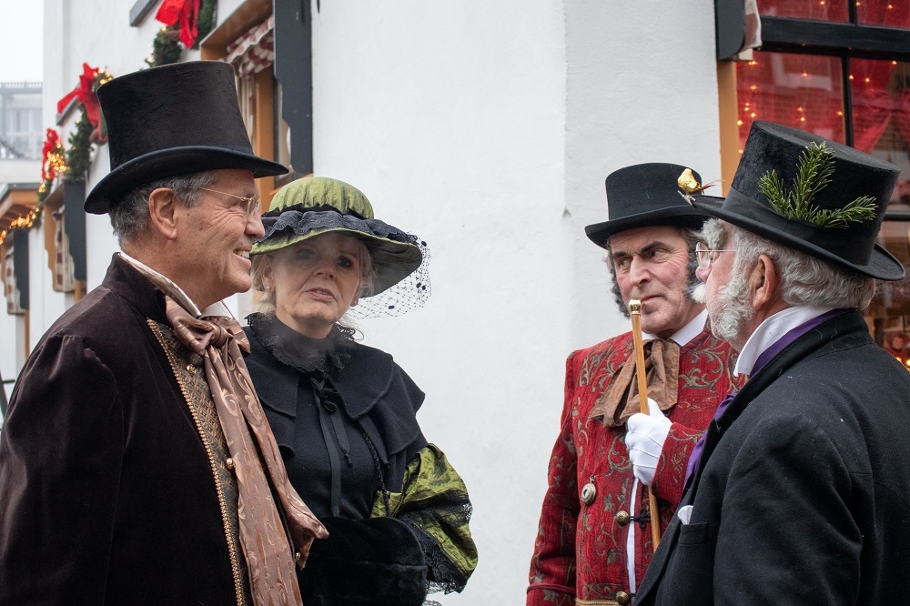 Dickens-personages tijdens het Dickens Festijn in Deventer