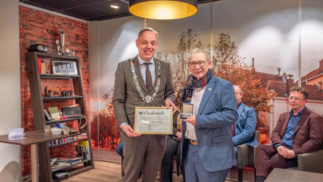 Burgemeester Ron König links en Henk Kelder