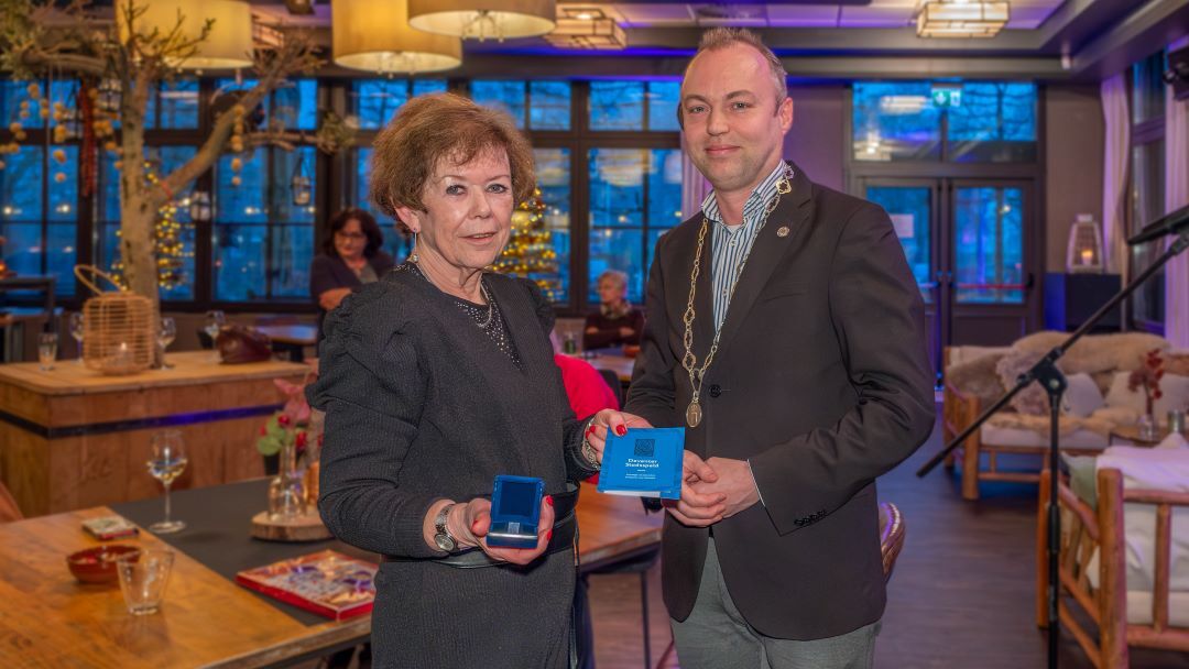 Hetty Rolloos (l) en locoburgemeester Rob de Geest