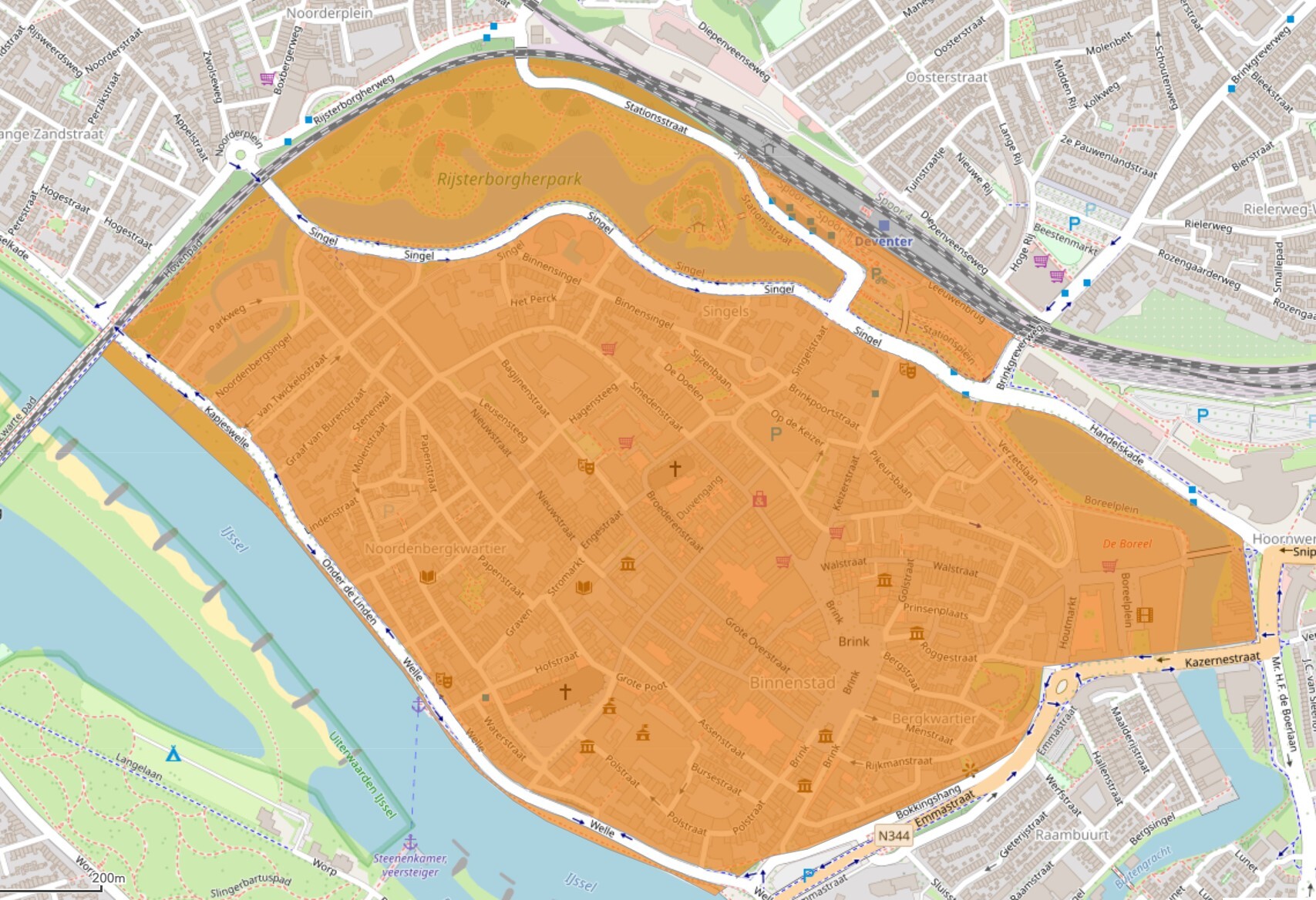 De nul-emissiezone beslaat de binnenstad van Deventer. Van de IJssel tot het Deventer station en de Handelskade; en van de Rijsterborgerweg en het Hovenpad tot de Bokkingshang en de Kazernestraat.