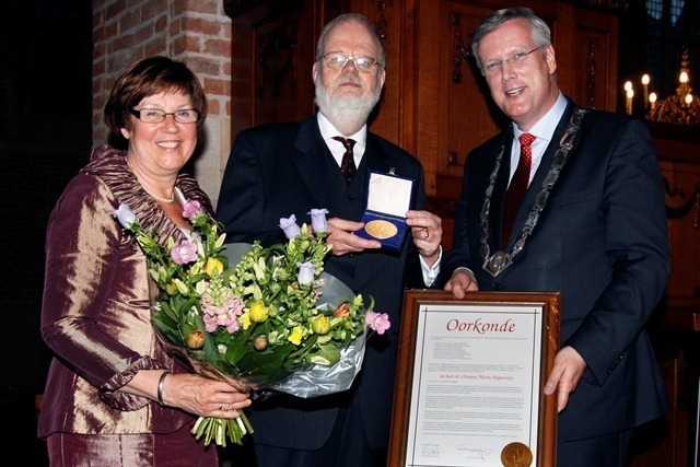 Dr. Clemens Hogenstijn ontvangt de Gulden Adelaar.