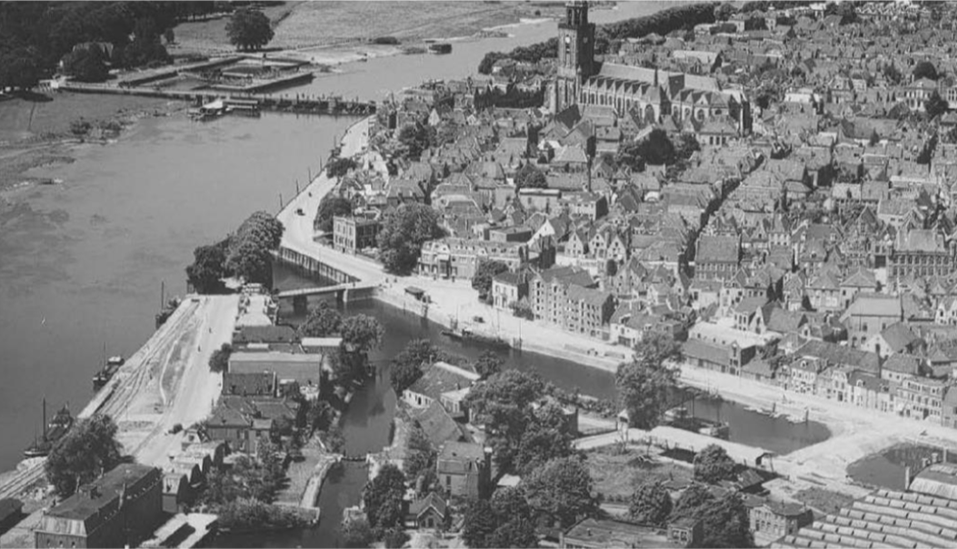 Oude zwartwit foto van het sluisje in het Sluiskwartier