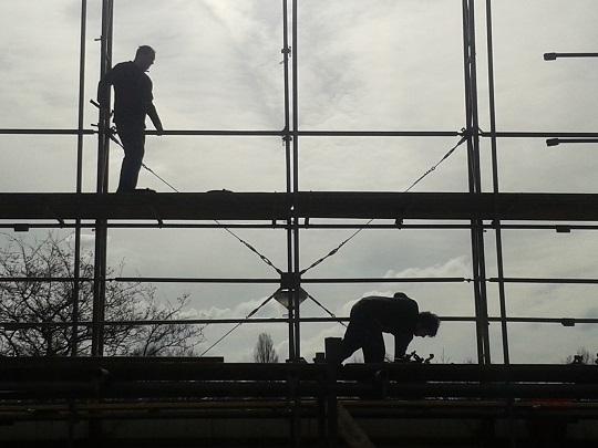 opbouw tent Corsogroep Hooiland aan Lievelderweg - vrijwillige en gezamenlijke inspanning (1) - fotograaf Eric Putman