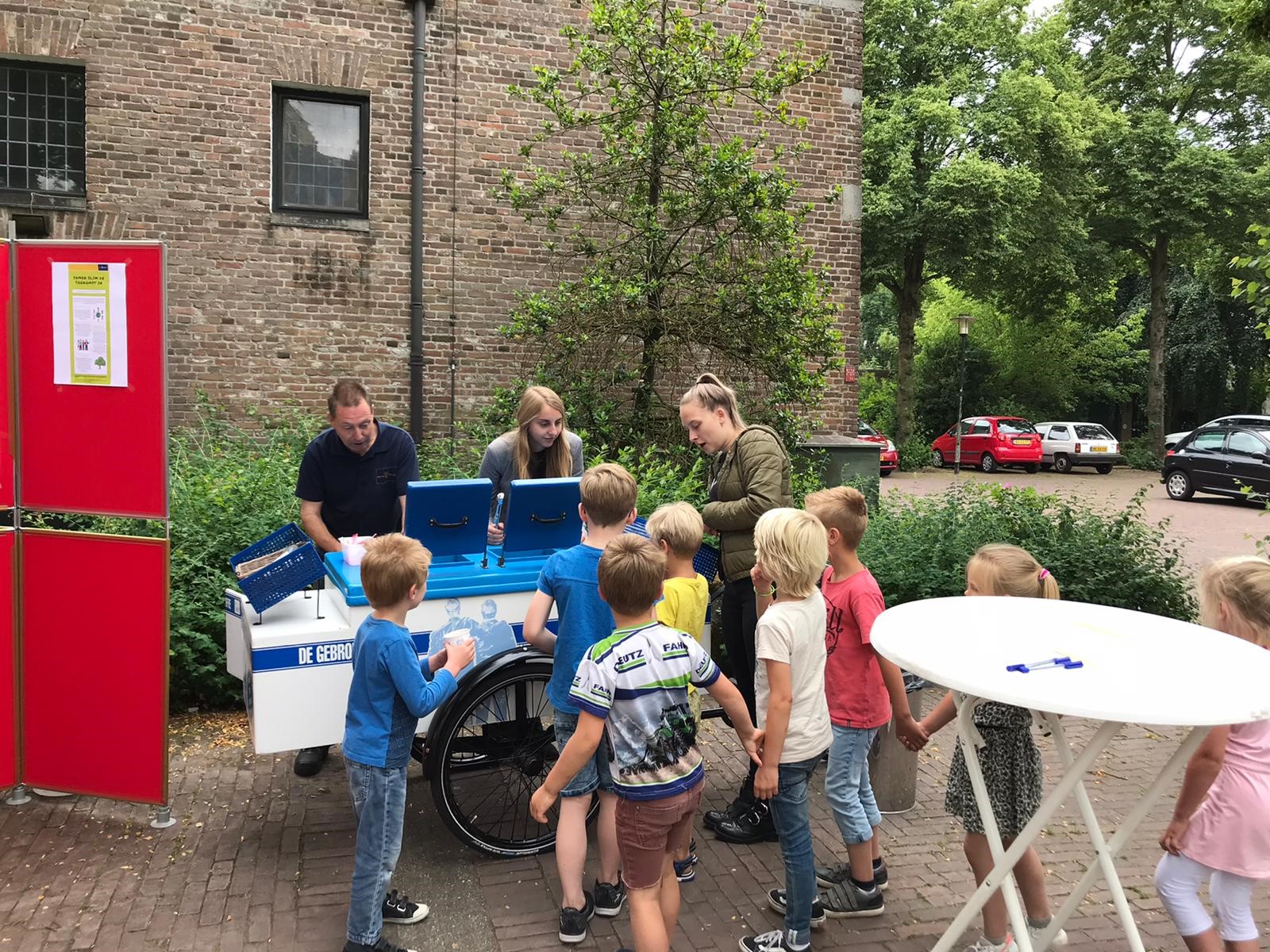 Kinderen bij ijscokar in Milheeze