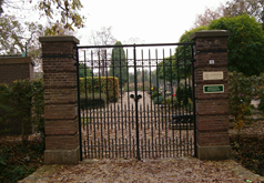 Foto van hek bij ingang begraafplaats aan De Virieusingel 10b in Zaltbommel