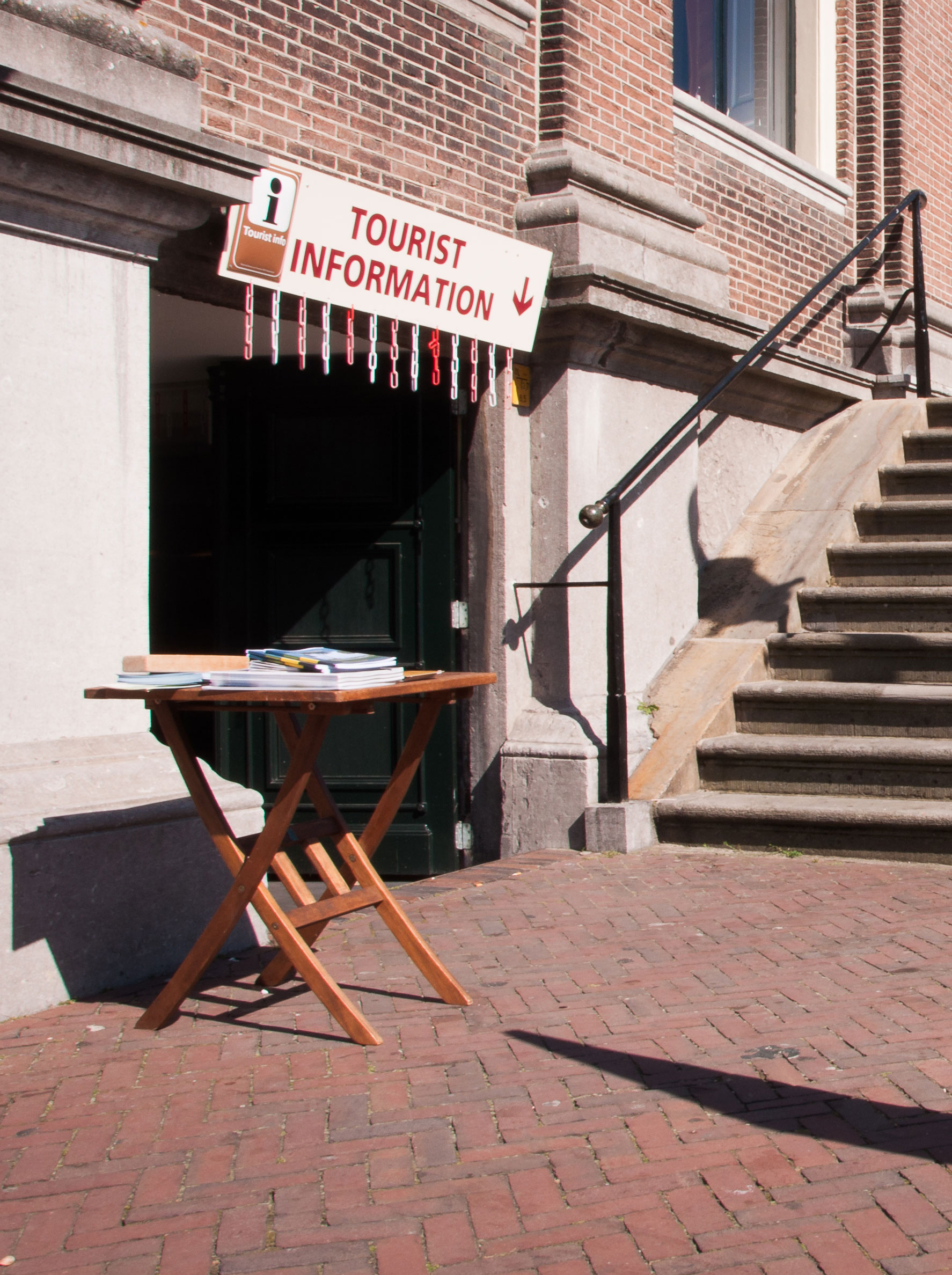 Ingang van TRIPkantoor op de Markt in Zaltbommel. Boven deur hangt bord: Tourist Information