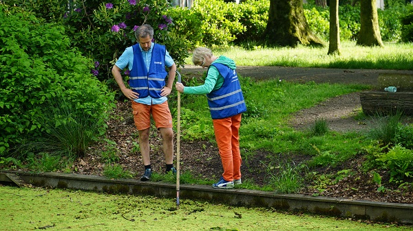 Coördinator Joachim Roezemeijer en zijn buurvrouw meten de waterkwaliteit bij hen in de buurt