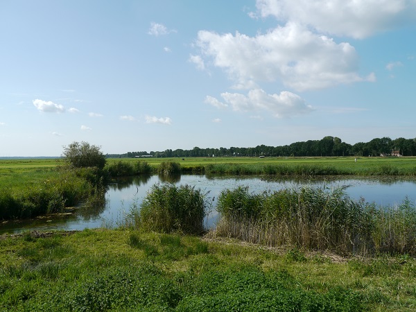 waterlandschap met wolkenlucht